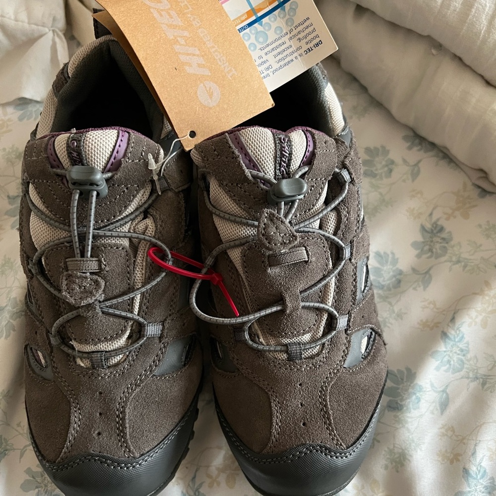 NWT Hi-Tec hiking shoes in a size 5